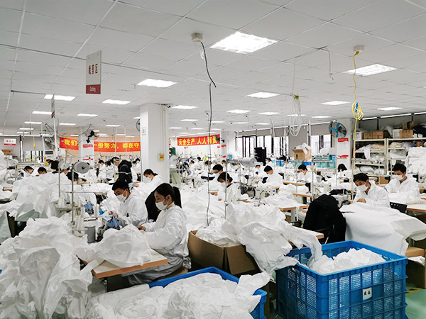 探访上海天辰注册服生产厂：工人七八分钟就能做1件