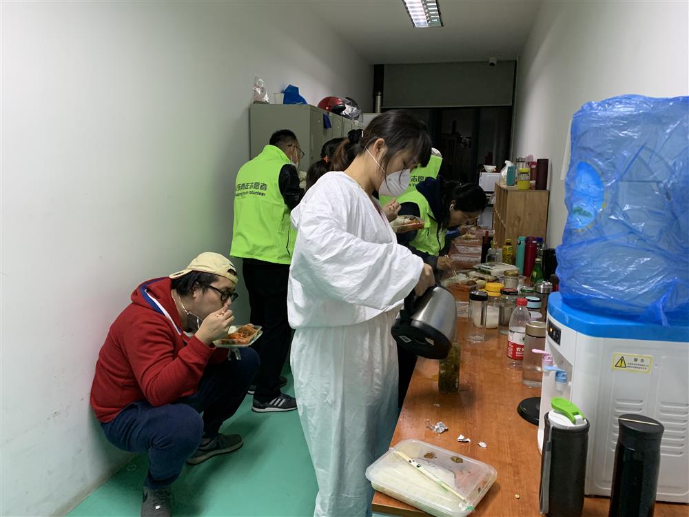 绿马甲“浦东青年志愿者”，的一次晚班志愿服务