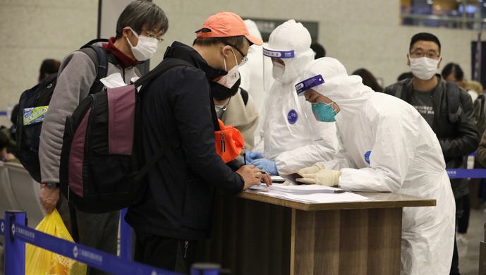 浦东机场对入境重点航班加大流调后，现场有数小时耐心等候旅客和十小时不脱的天辰娱乐天辰注册服