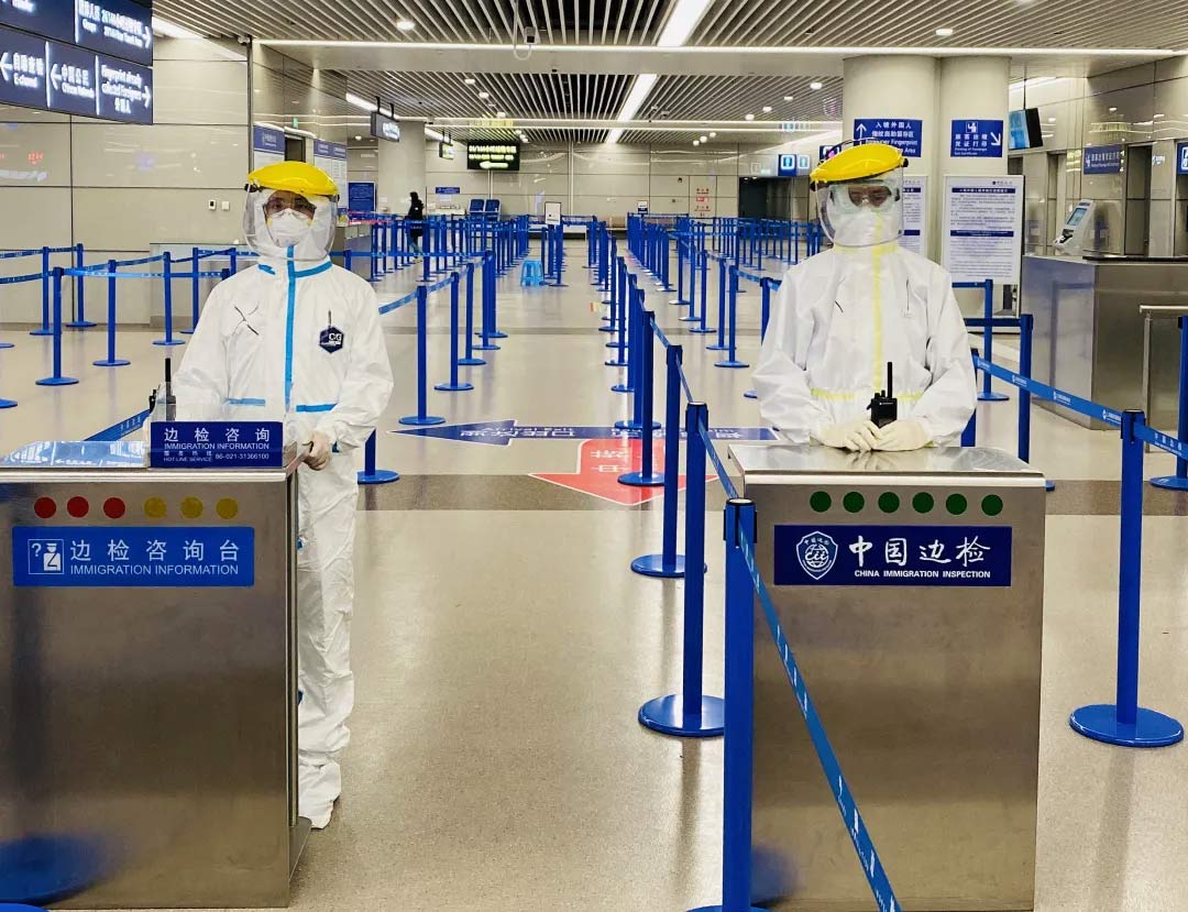 身穿天辰娱乐天辰注册服的“守沪者” 24小时奋战在浦东国际机场口岸防疫一线