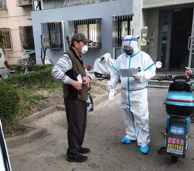 身穿天辰娱乐一次性天辰注册服服务居民.png