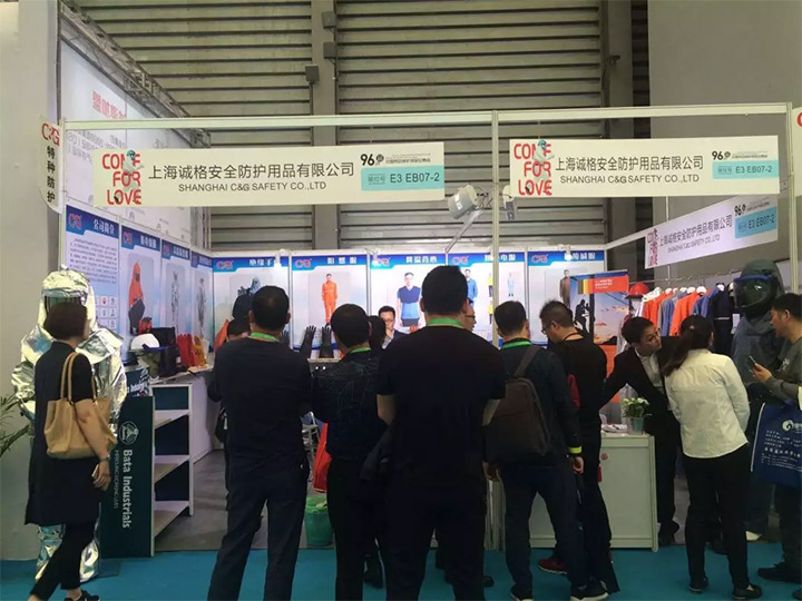 蜂拥而至，开始围观