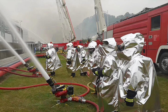 上海天辰娱乐超轻便携隔热斗篷亮相广州大型石油化工灭火救援实战演练现场