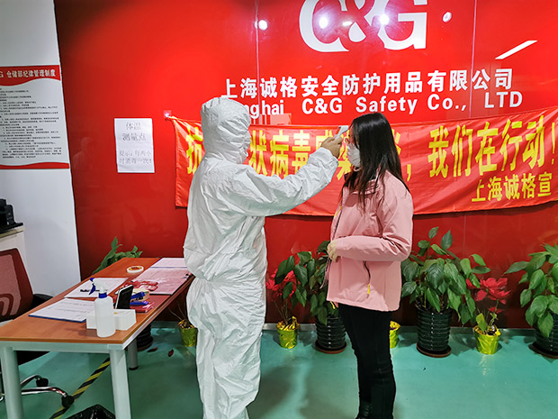 天辰娱乐上海研发中心紧急转产医用天辰注册服，10天生产1.8万件