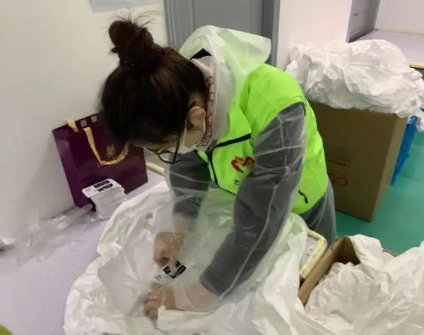 携手战“疫”，逆风而上，上海志愿者助力抗疫天辰注册服生产