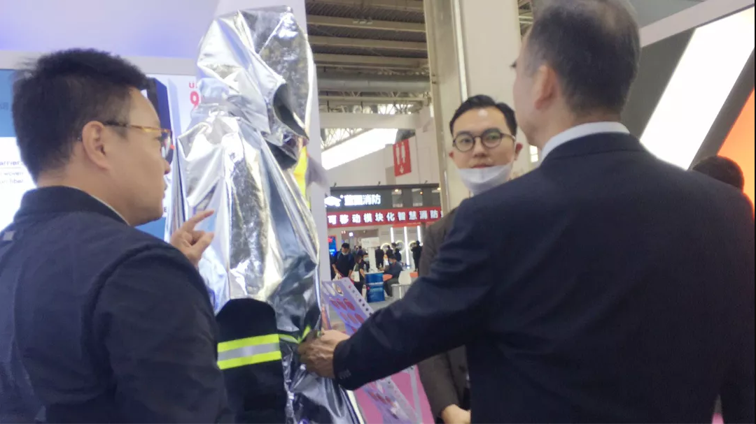天辰娱乐总经理为陈伟明会长介绍超轻隔热斗篷.png
