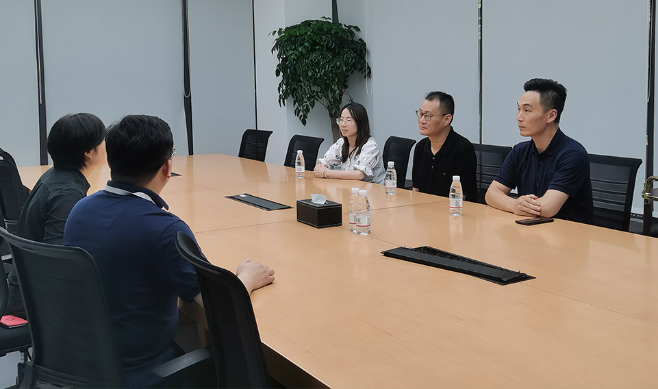 周浦镇领导“夏日送清凉”上海天辰娱乐慰问行